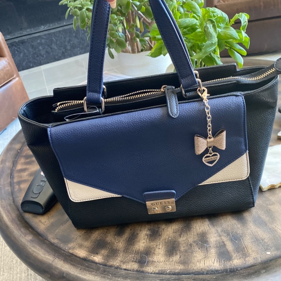 Guess purse - Picture 2 of 2